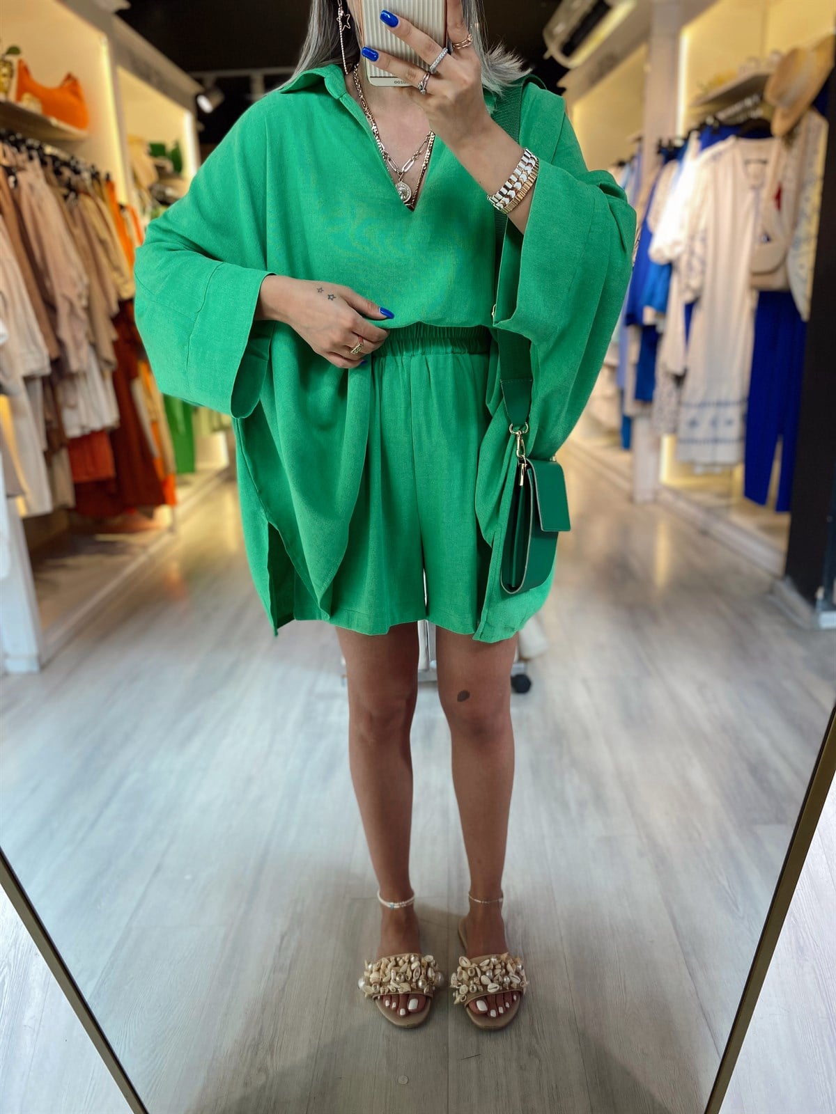 Yeşil V Yaka Rahat Kesim Keten Şortlu Takım