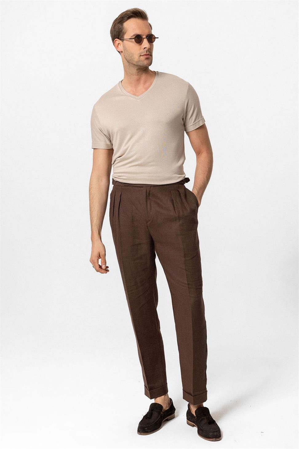 تي شيرت رجالي أساسي برقبة على شكل حرف V