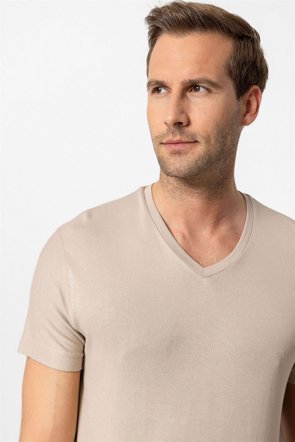 تي شيرت رجالي أساسي برقبة على شكل حرف V