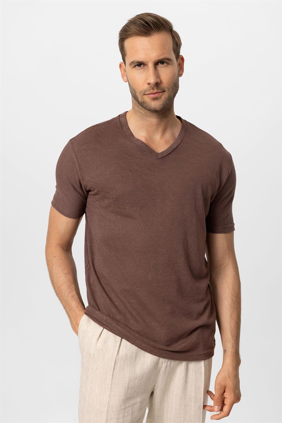 تي شيرت رجالي أساسي برقبة على شكل V