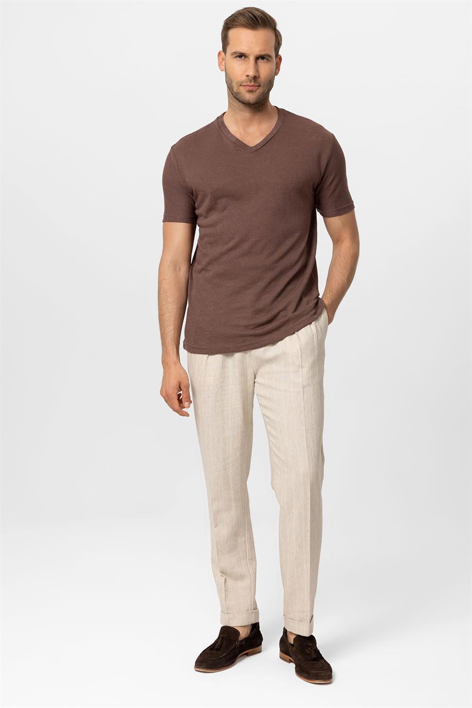 تي شيرت رجالي أساسي برقبة على شكل V