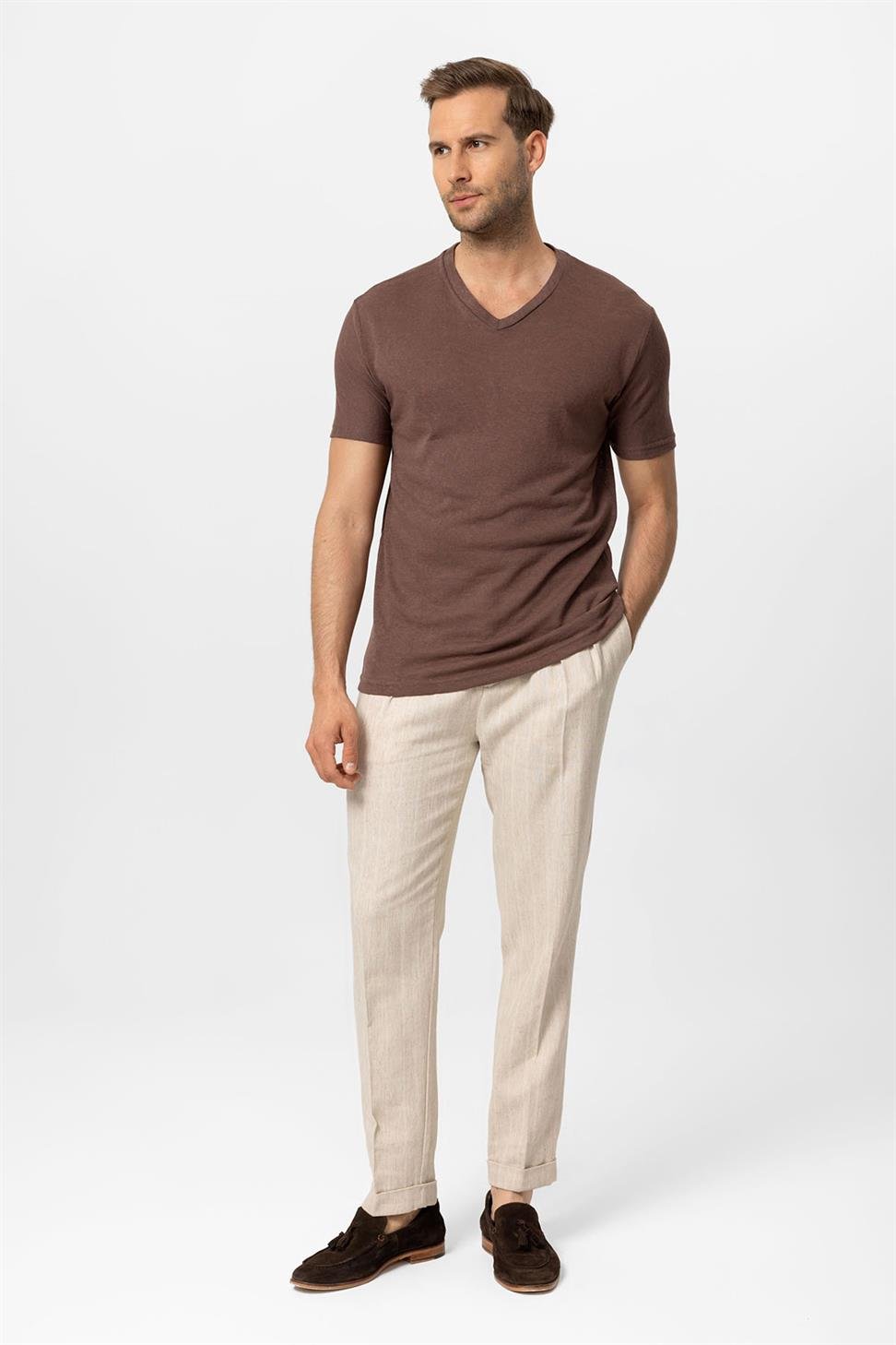 تي شيرت رجالي أساسي برقبة على شكل V