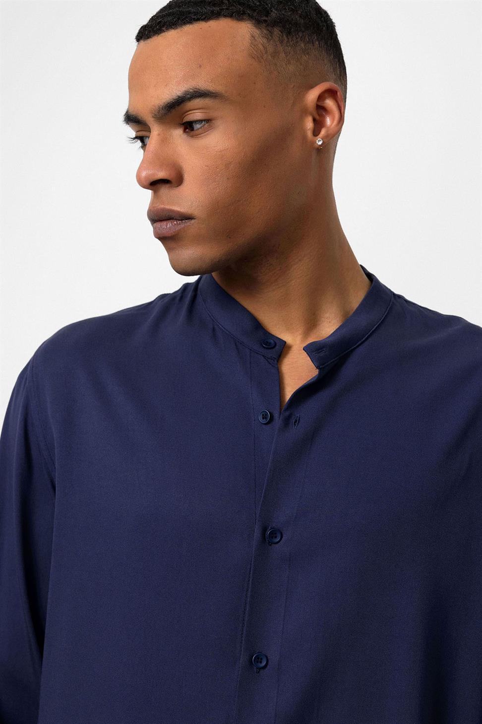 قميص رجالي بياقة القاضي بياقة عادية