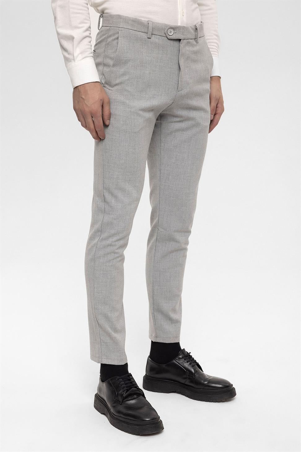 بنطال بقصة ضيقة بتفاصيل إكسسوارات للرجال