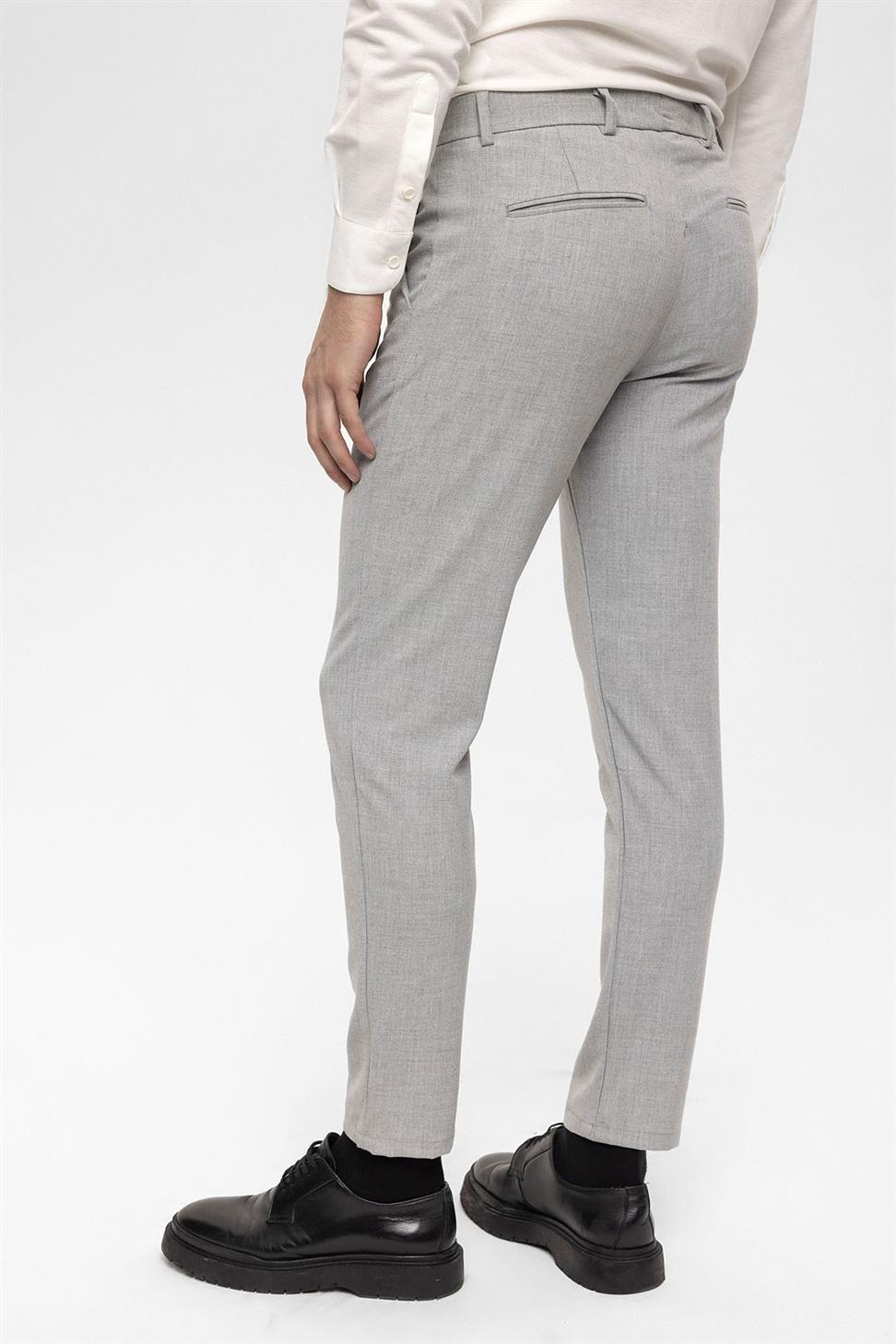 بنطال بقصة ضيقة بتفاصيل إكسسوارات للرجال