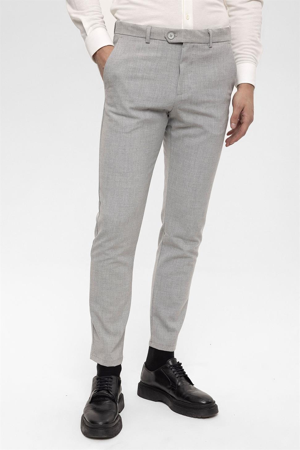 بنطال بقصة ضيقة بتفاصيل إكسسوارات للرجال