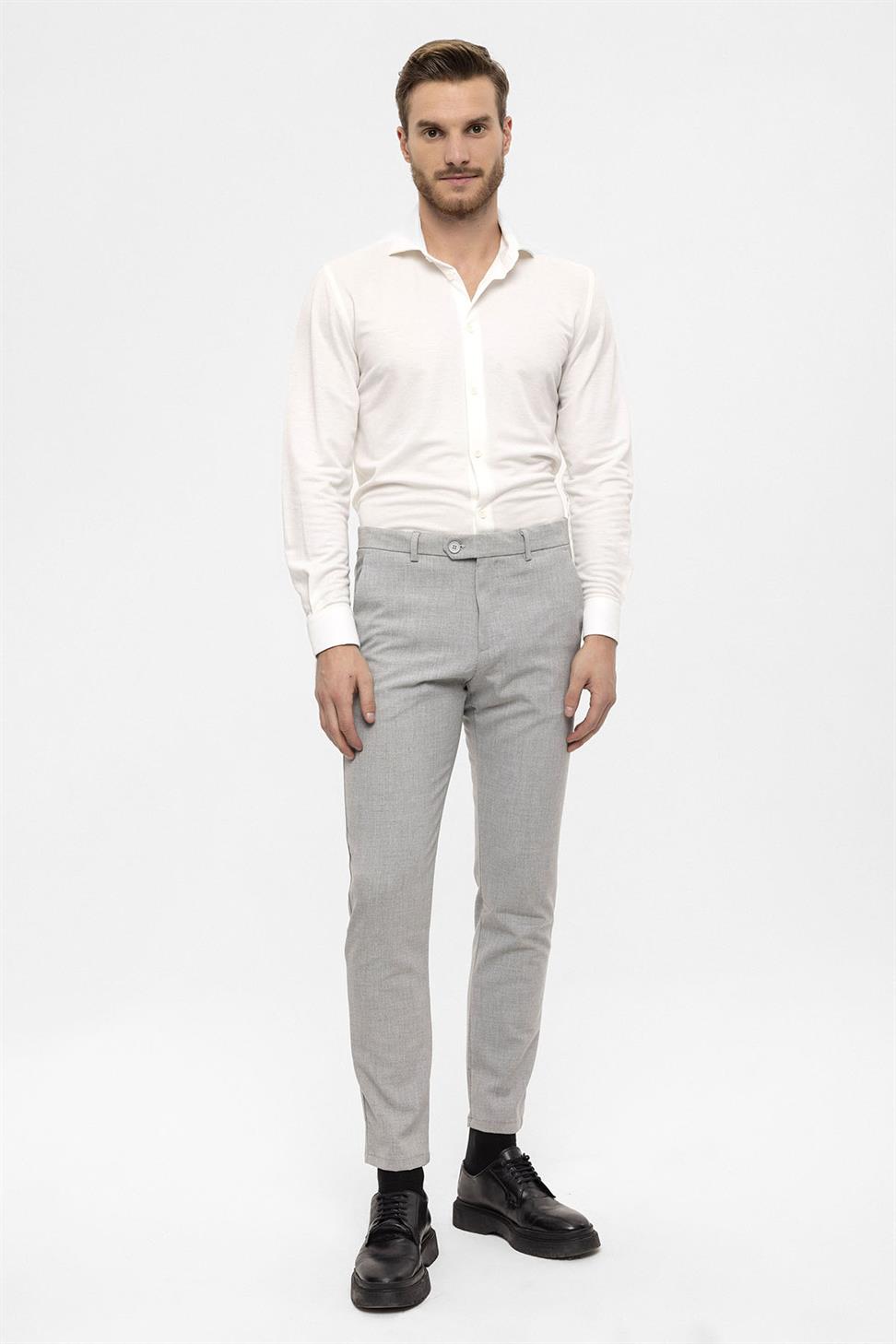 بنطال بقصة ضيقة بتفاصيل إكسسوارات للرجال