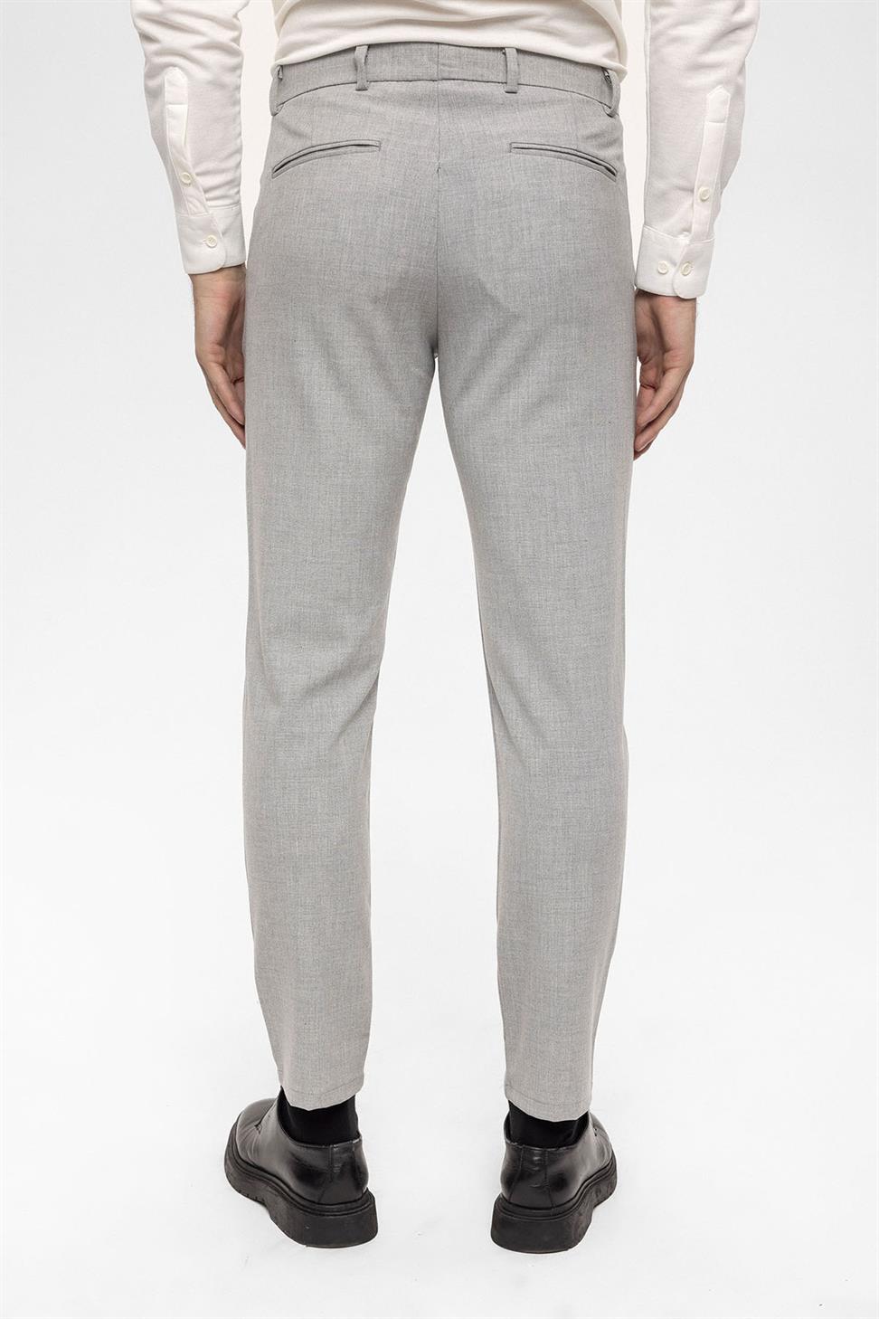 بنطال بقصة ضيقة بتفاصيل إكسسوارات للرجال