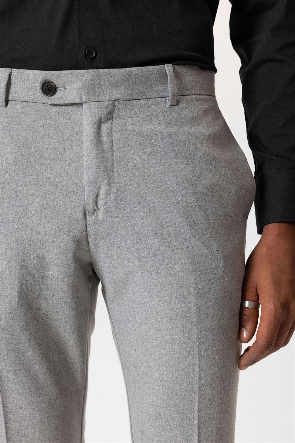 بنطال رجالي بقصة عادية بساقين