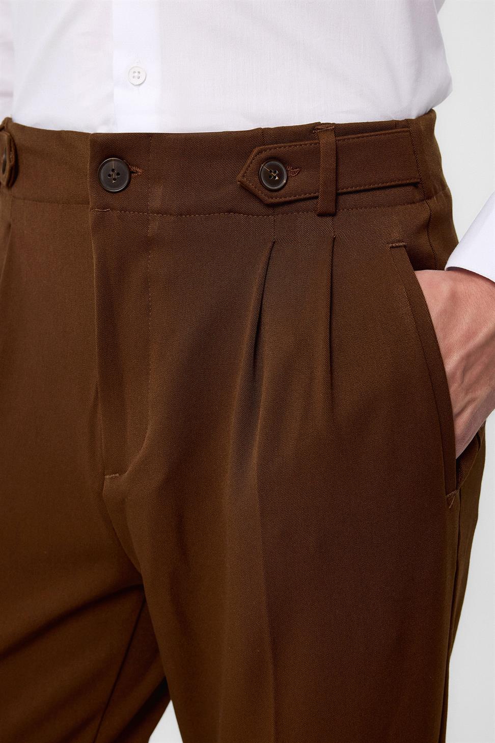 بنطلون قماش عالي الخصر (صديقها) مطوي