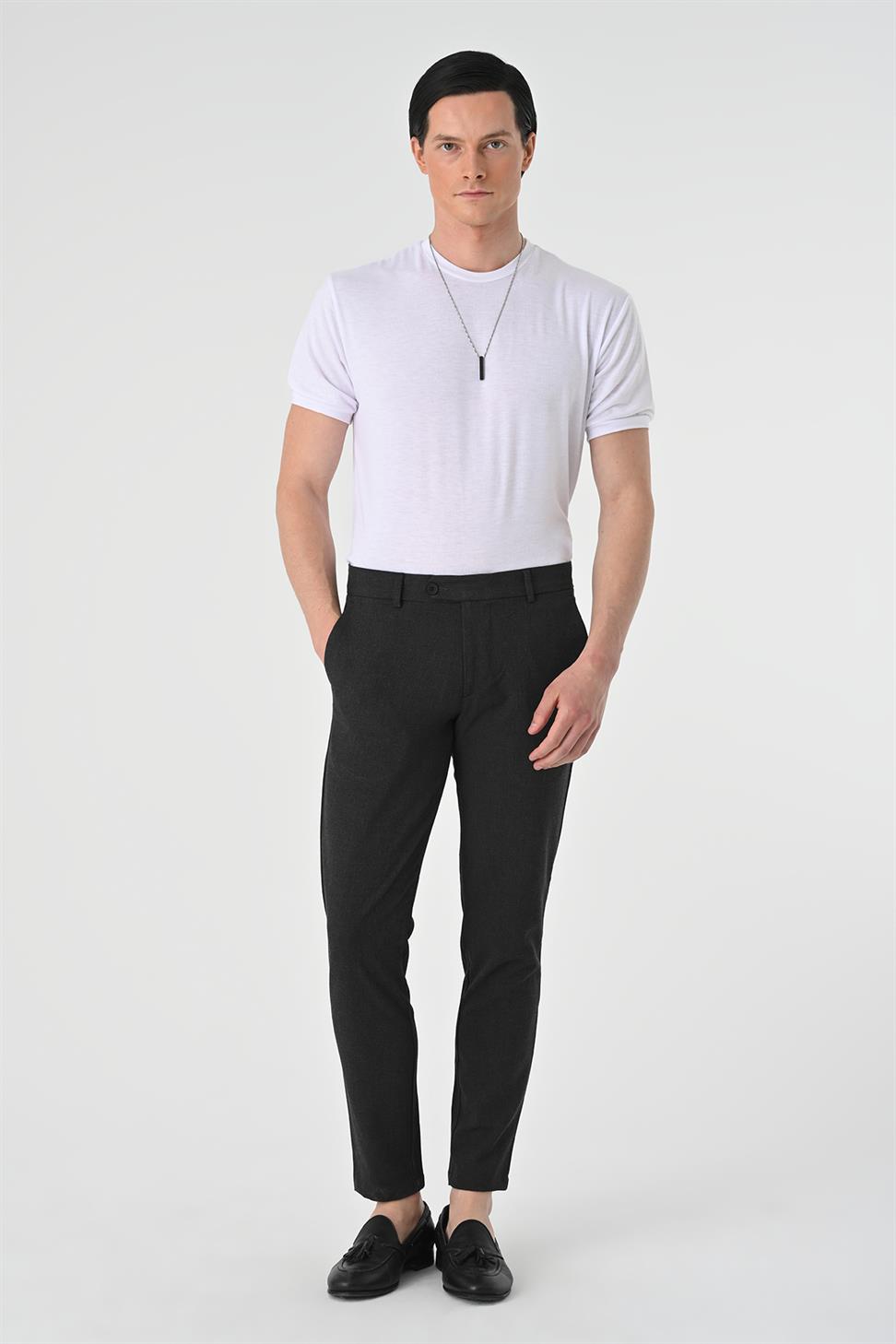 بنطال بقصة ضيقة بتفاصيل إكسسوارات للرجال