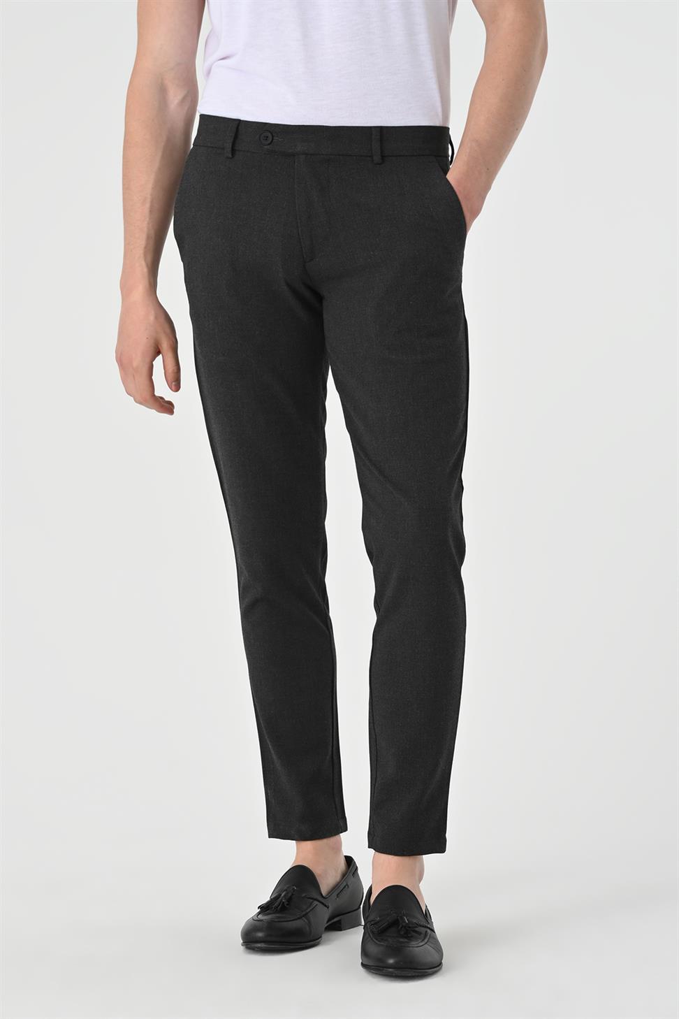 بنطال بقصة ضيقة بتفاصيل إكسسوارات للرجال