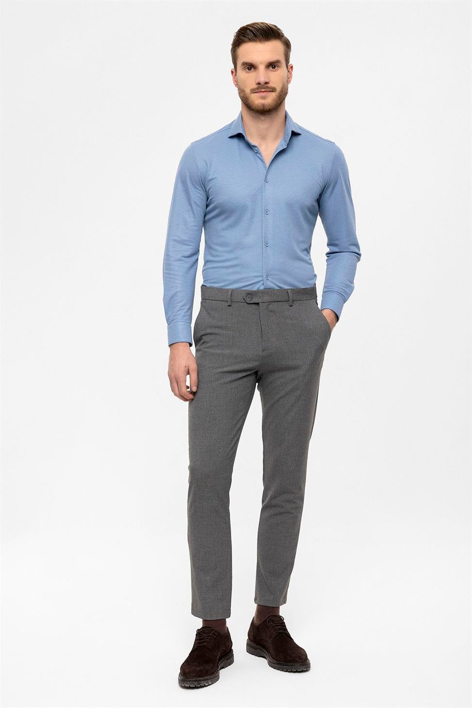 بنطال بقصة ضيقة بتفاصيل إكسسوارات للرجال