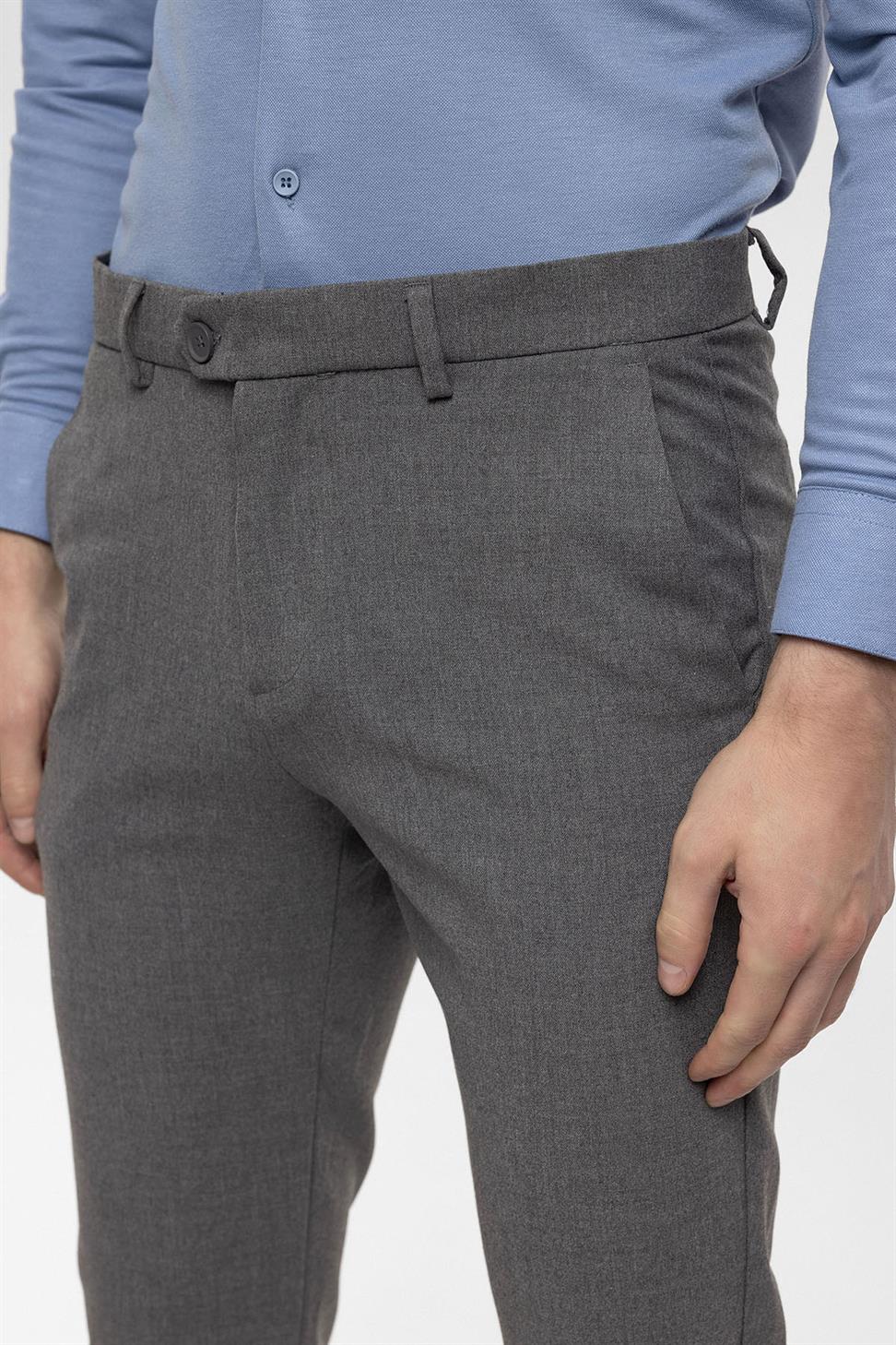 بنطال بقصة ضيقة بتفاصيل إكسسوارات للرجال