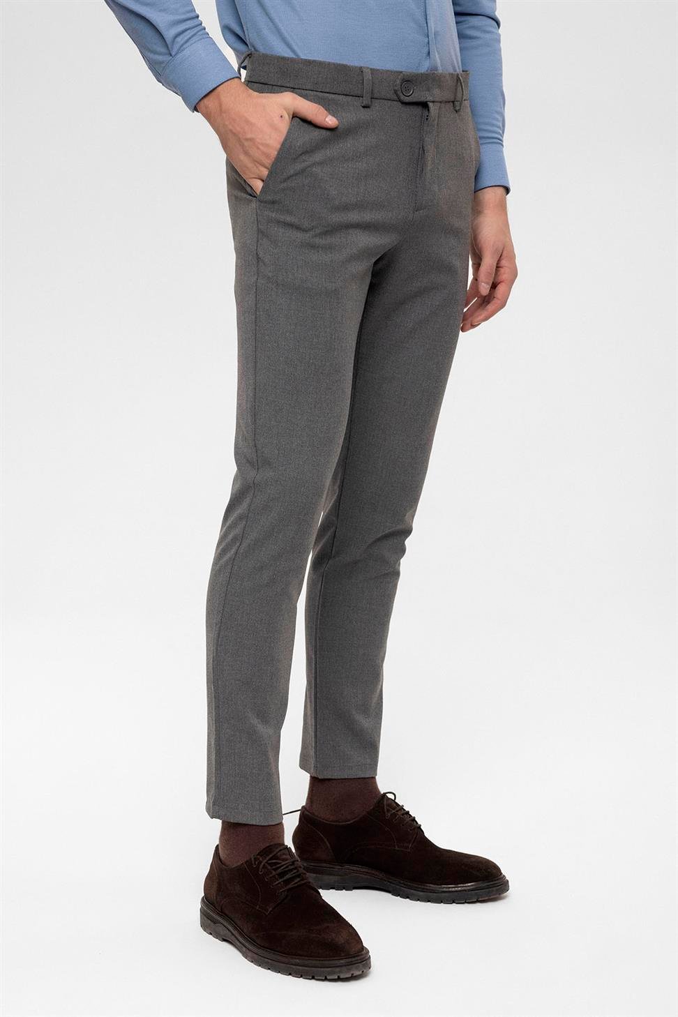 بنطال بقصة ضيقة بتفاصيل إكسسوارات للرجال