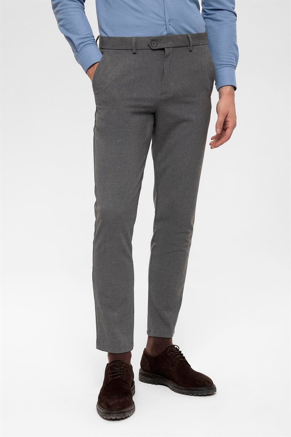 بنطال بقصة ضيقة بتفاصيل إكسسوارات للرجال