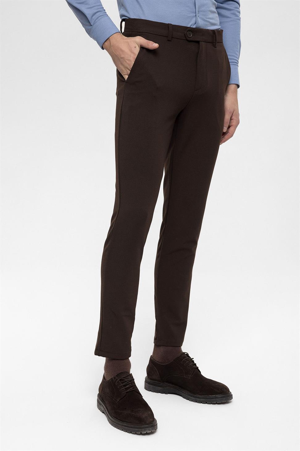 بنطال بقصة ضيقة بتفاصيل إكسسوارات للرجال