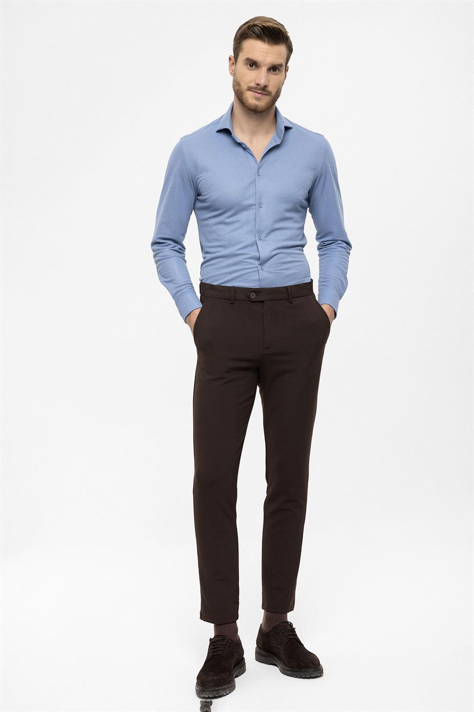 بنطال بقصة ضيقة بتفاصيل إكسسوارات للرجال