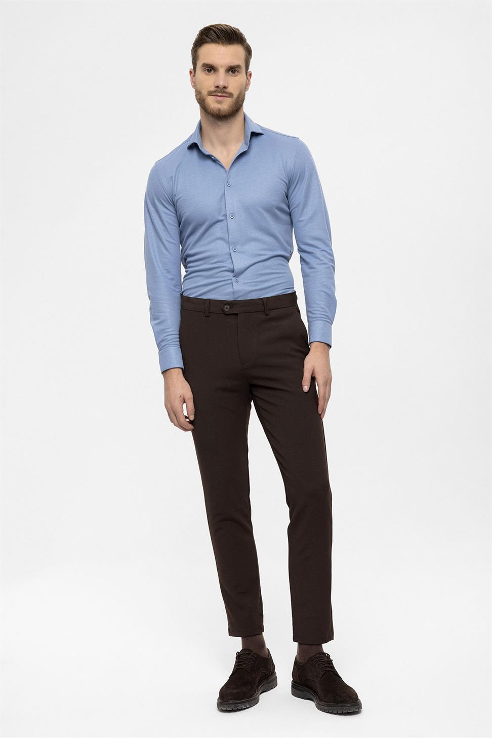 بنطال بقصة ضيقة بتفاصيل إكسسوارات للرجال