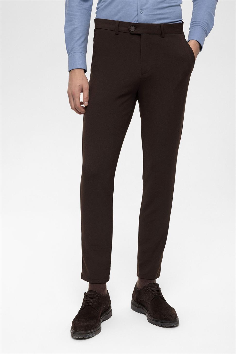 بنطال بقصة ضيقة بتفاصيل إكسسوارات للرجال