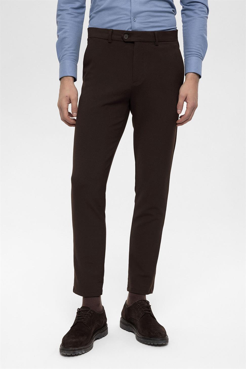 بنطال بقصة ضيقة بتفاصيل إكسسوارات للرجال