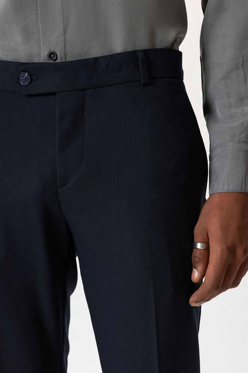 بنطال رجالي بقصة عادية بساقين