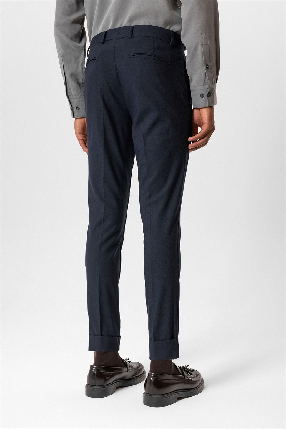 بنطال رجالي بقصة عادية بساقين