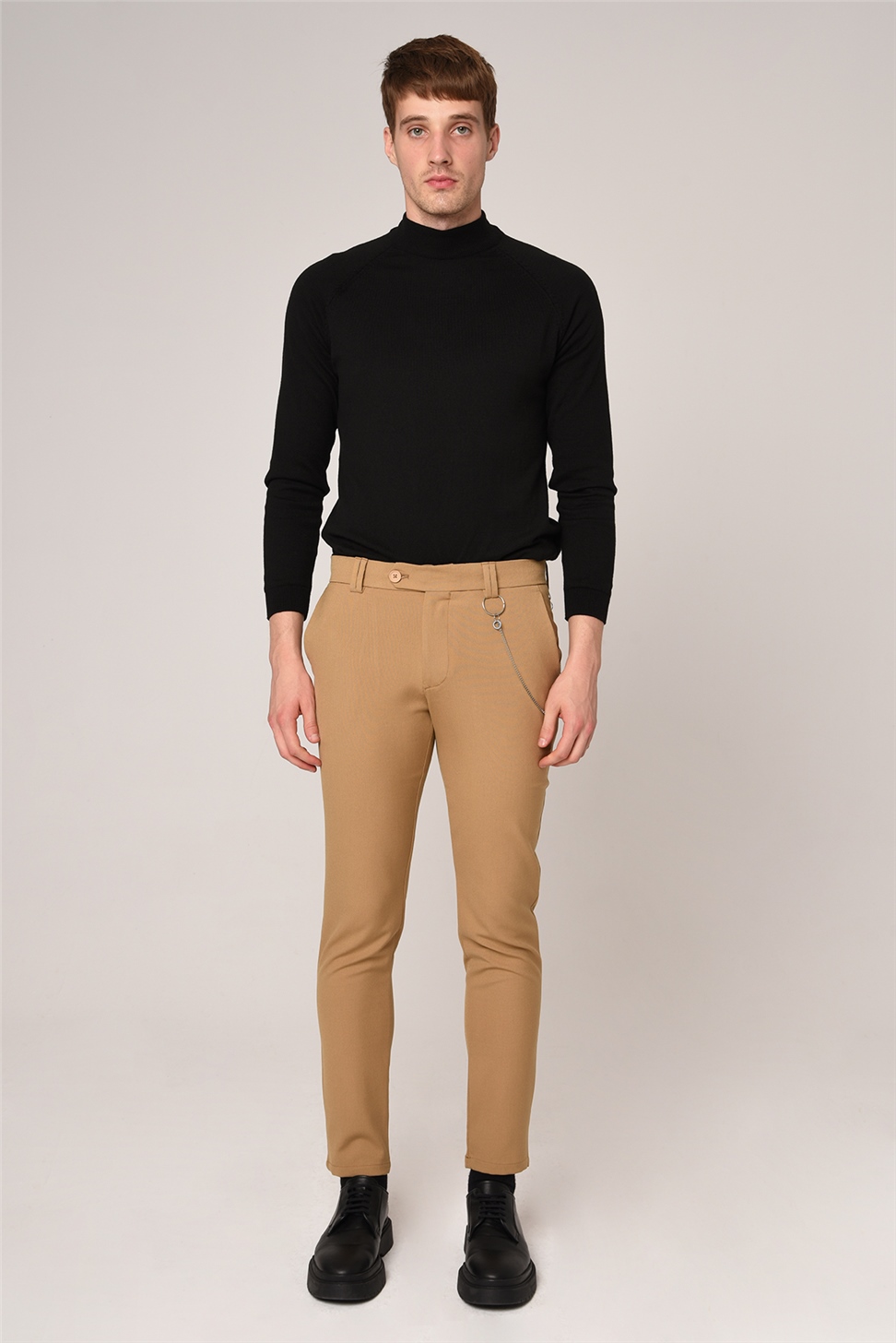 بنطال قماشي ذو قصة ضيقة للرجال