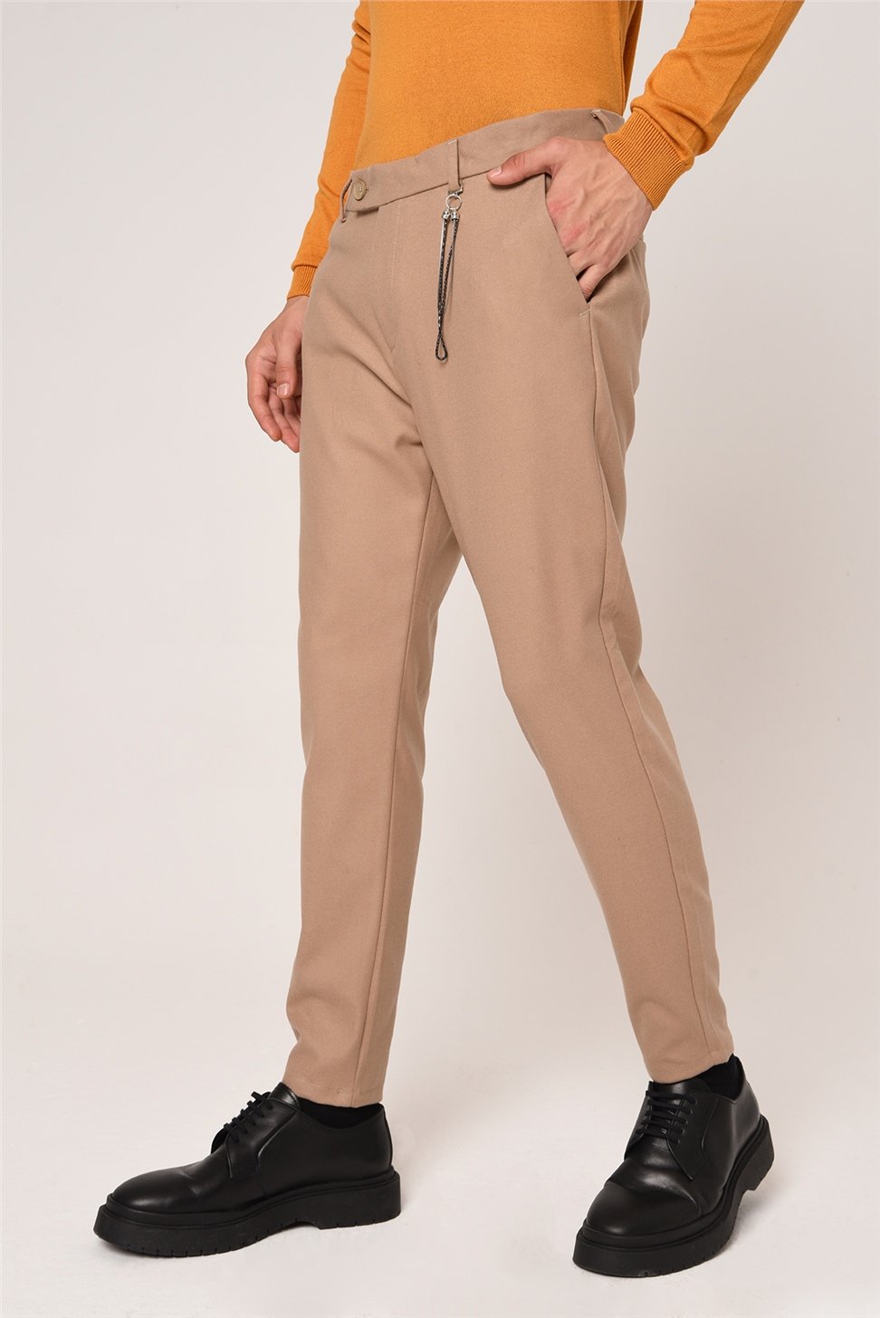 بنطلون قماش الفانيلا ذو قصة ضيقة