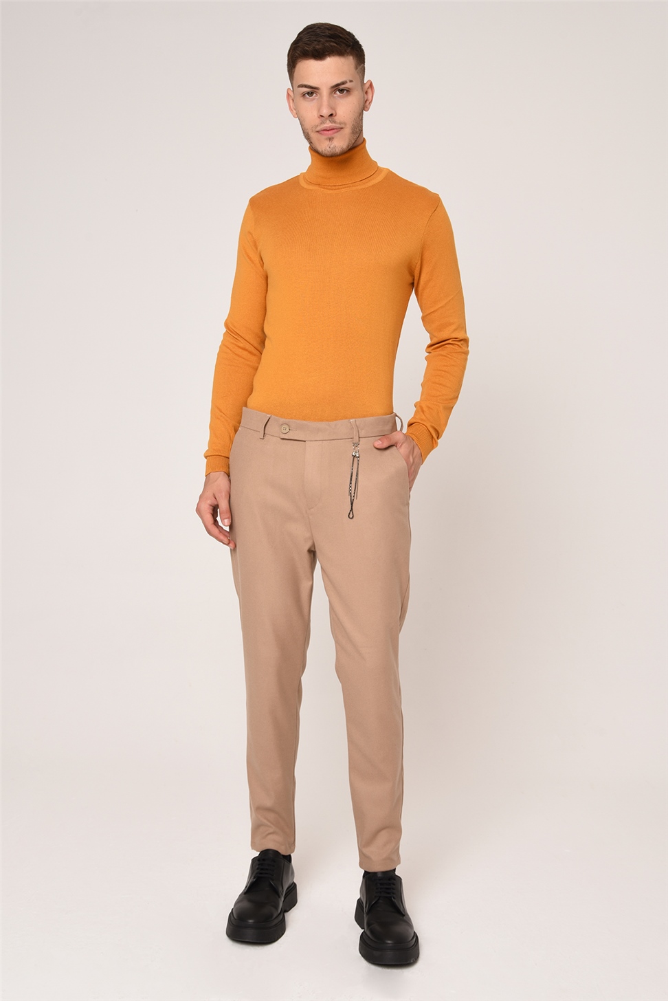بنطلون قماش الفانيلا ذو قصة ضيقة