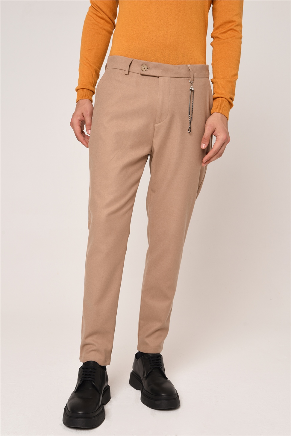 بنطلون قماش الفانيلا ذو قصة ضيقة