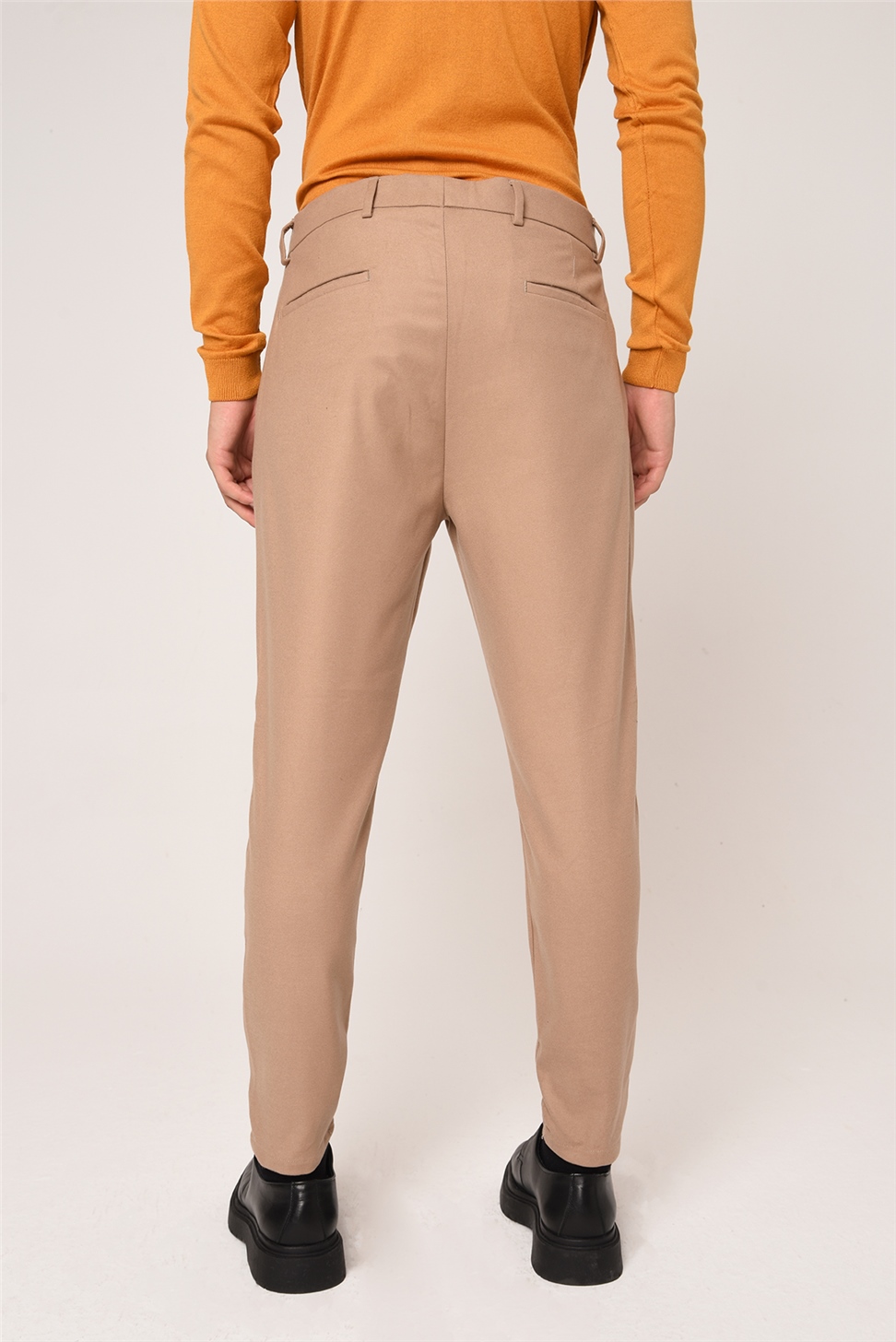 بنطلون قماش الفانيلا ذو قصة ضيقة