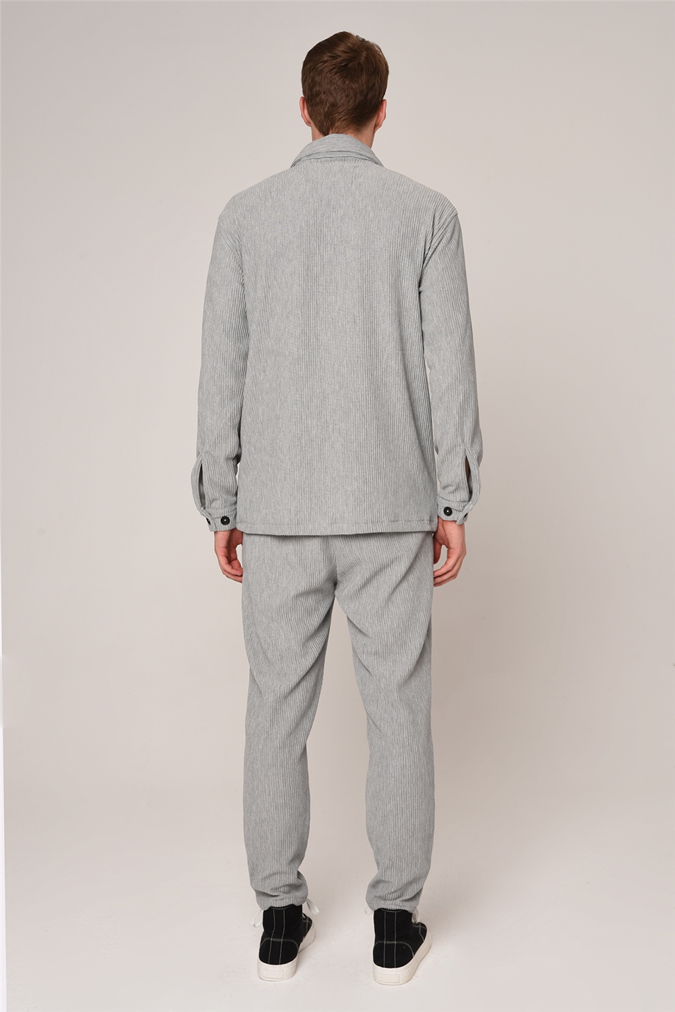 بدلة محبوكة مخططة للرجال