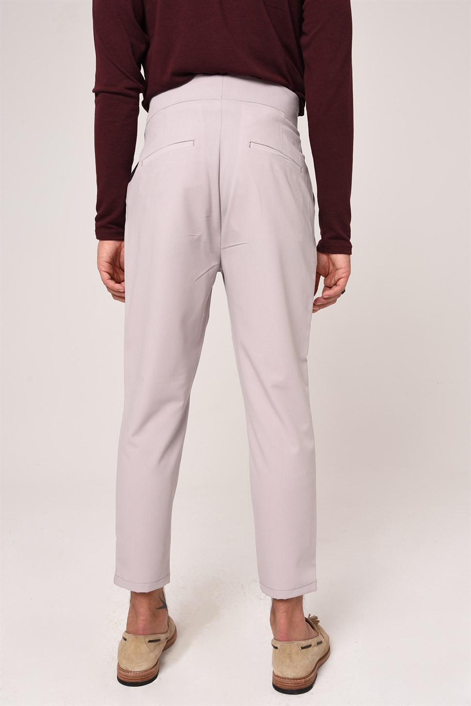 بنطلون قماش مطوي بحزام بإبزيم عالي الخصر