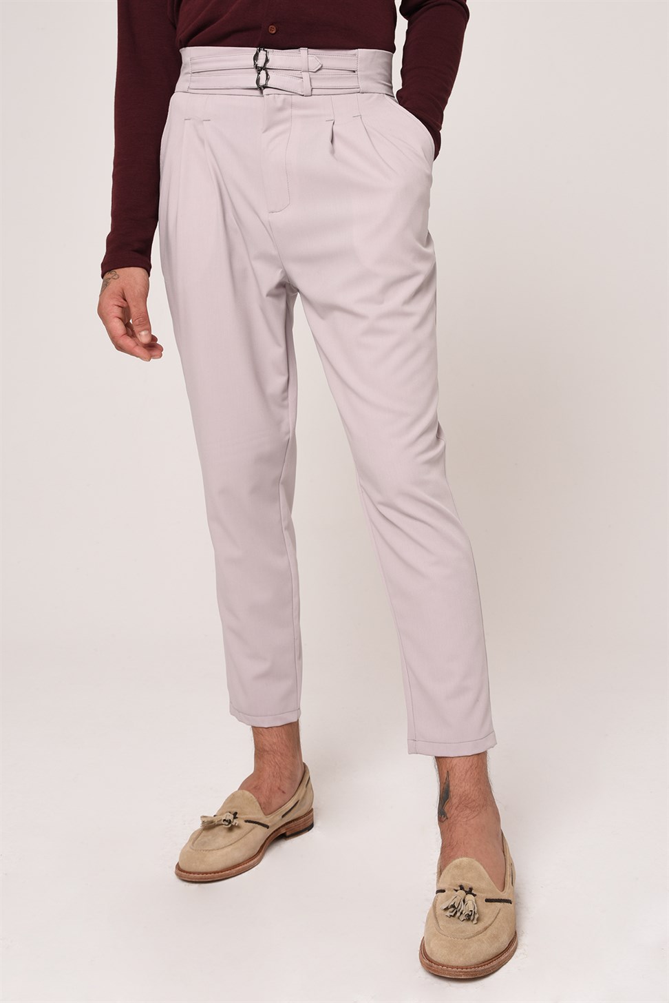 بنطلون قماش مطوي بحزام بإبزيم عالي الخصر