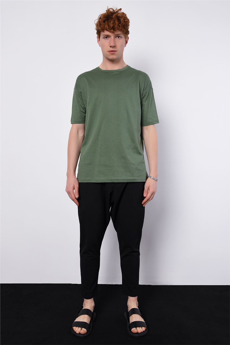 تي شيرت موديل Düz الأساسي كبير الحجم