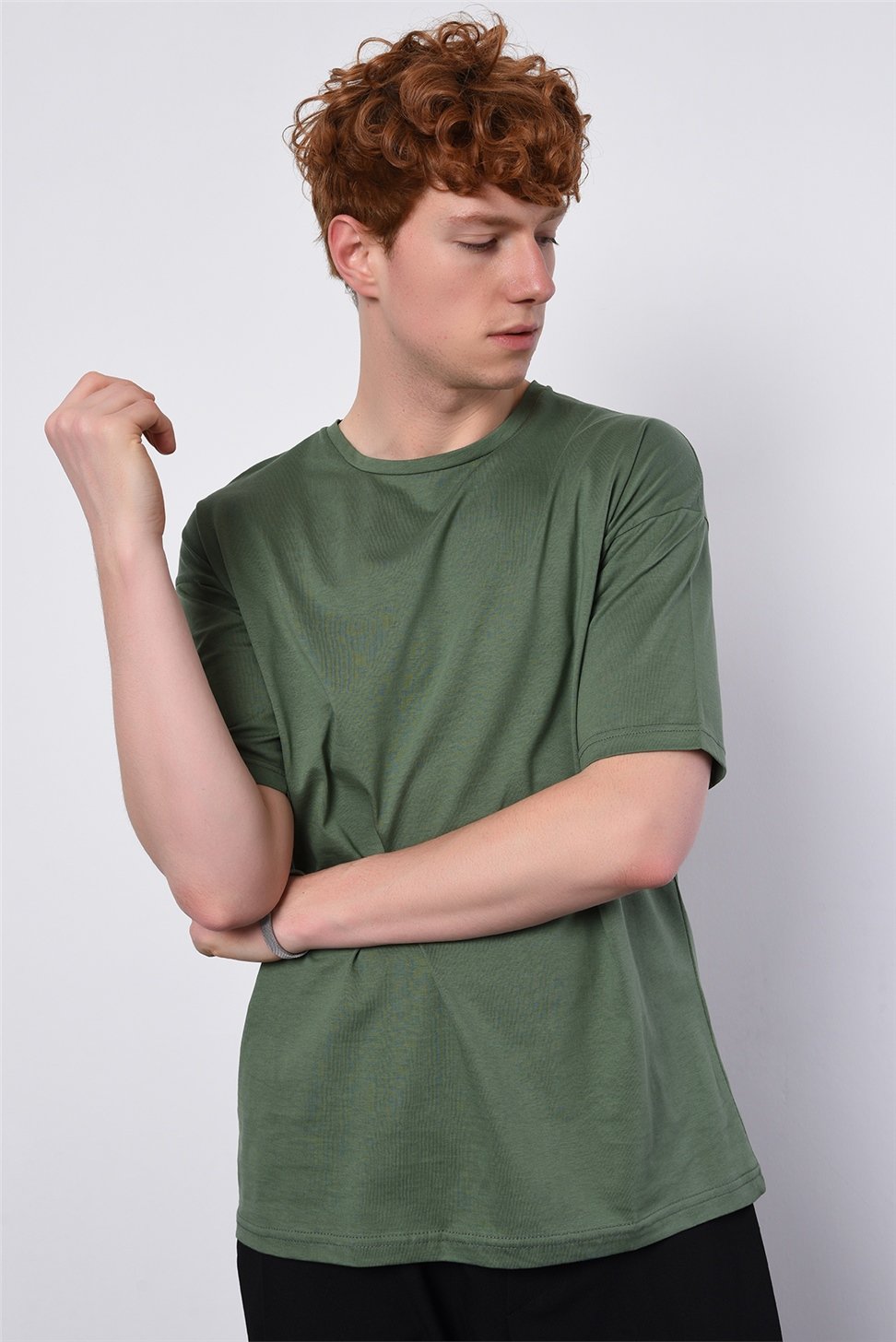 تي شيرت موديل Düz الأساسي كبير الحجم