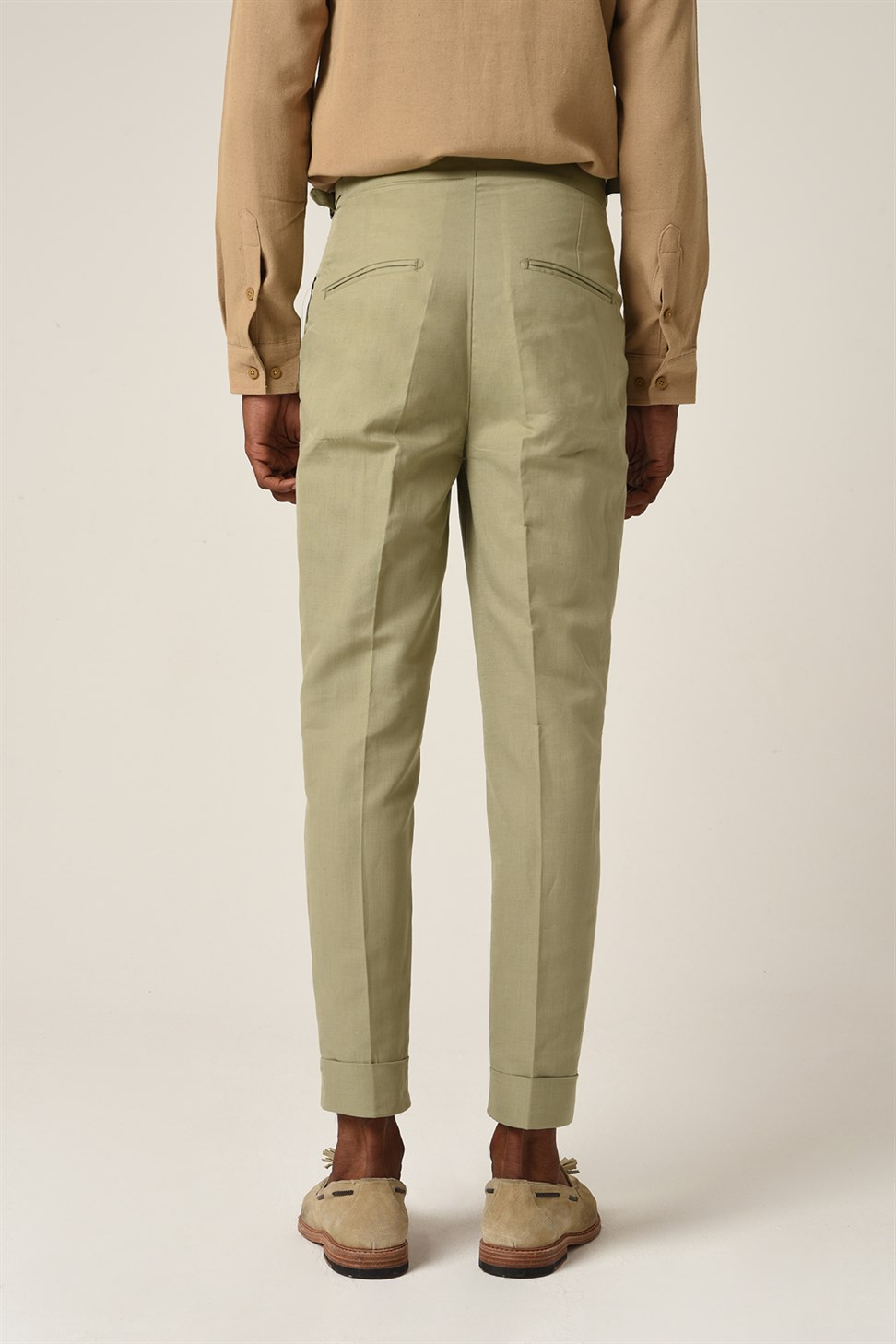 بنطلون كتان بطيات وحزام بإبزيم عالي الخصر