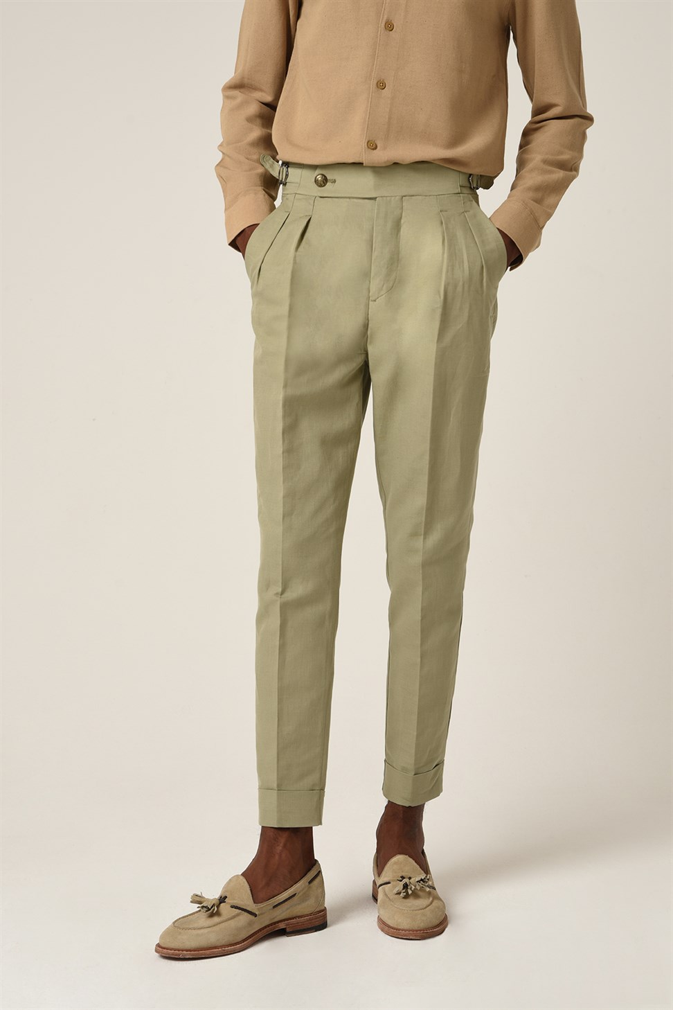 بنطلون كتان بطيات وحزام بإبزيم عالي الخصر