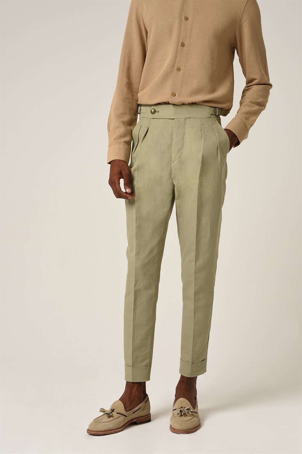 بنطلون كتان بطيات وحزام بإبزيم عالي الخصر