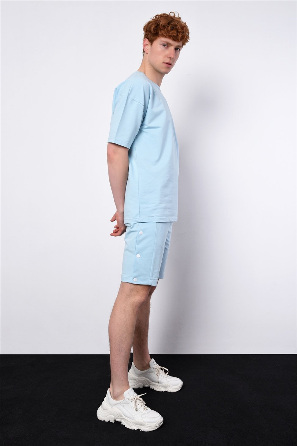 طقم تي شيرت رجالي كبير الحجم + شورت بأزرار جانبية