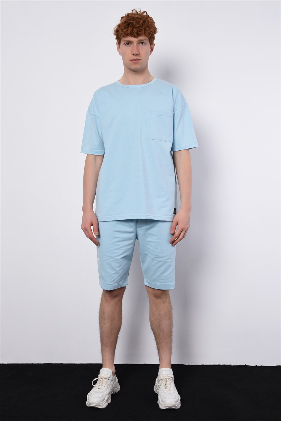 طقم تي شيرت رجالي كبير الحجم + شورت بأزرار جانبية