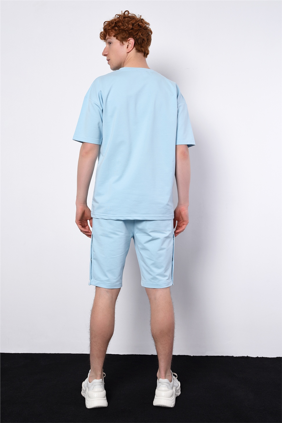 طقم تي شيرت رجالي كبير الحجم + شورت بأزرار جانبية