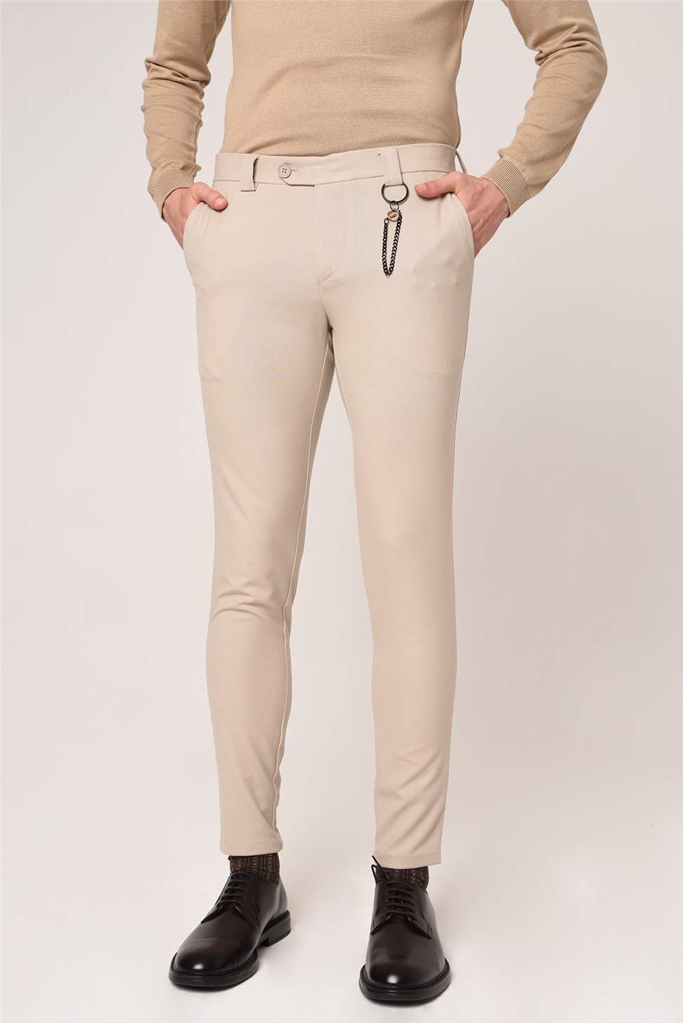 بنطال بقصة ضيقة بتفاصيل إكسسوارات للرجال