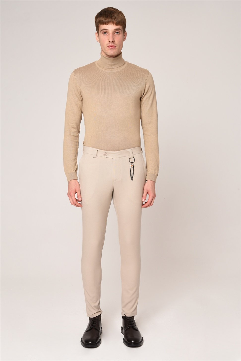بنطال بقصة ضيقة بتفاصيل إكسسوارات للرجال