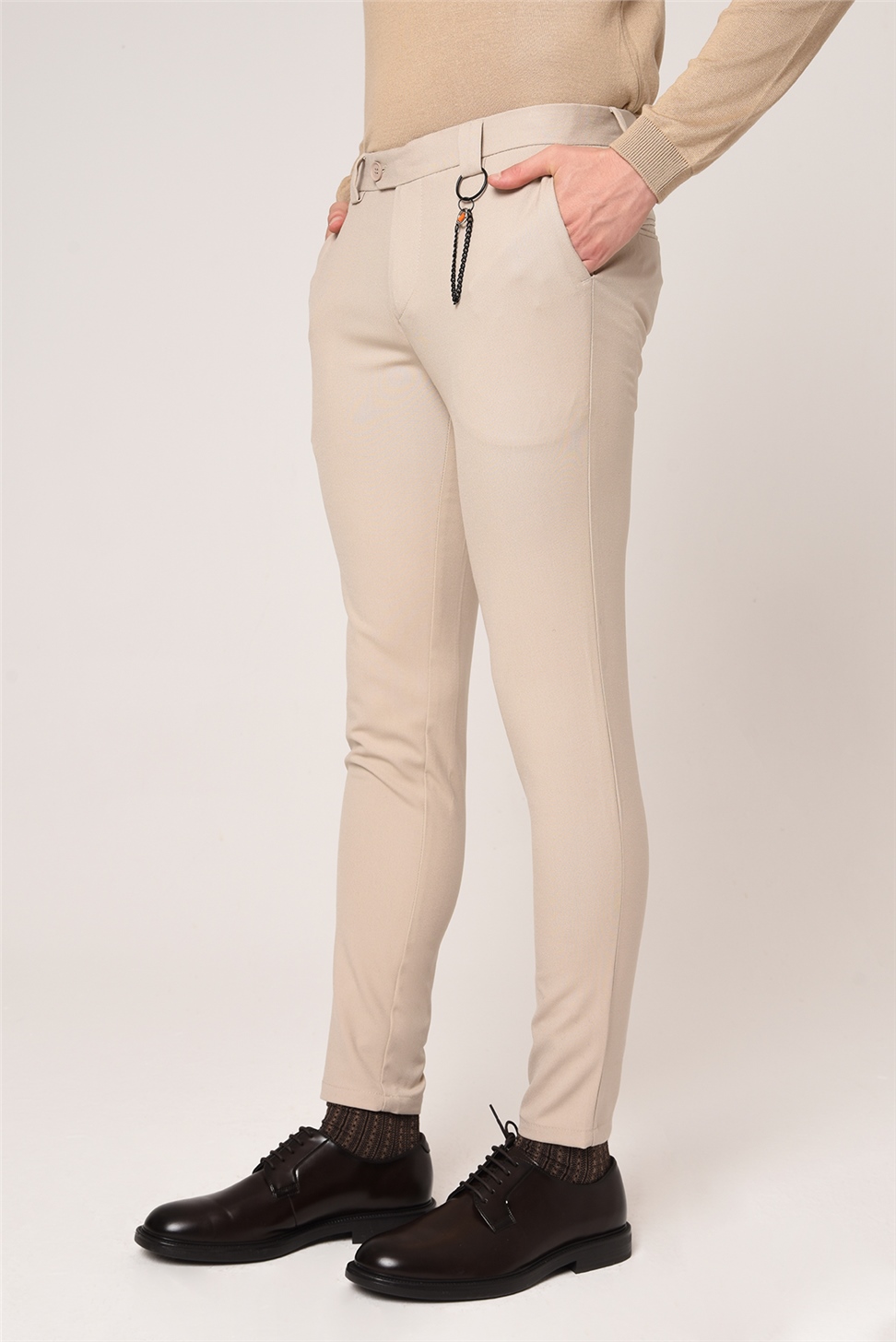 بنطال بقصة ضيقة بتفاصيل إكسسوارات للرجال
