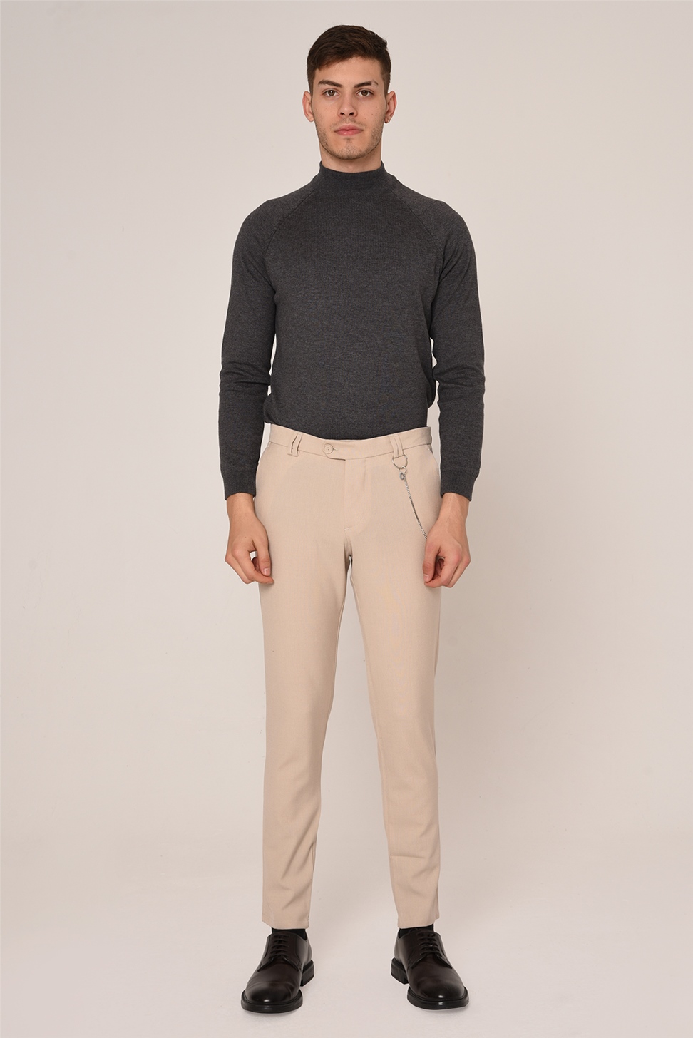 بنطال قماشي ذو قصة ضيقة للرجال