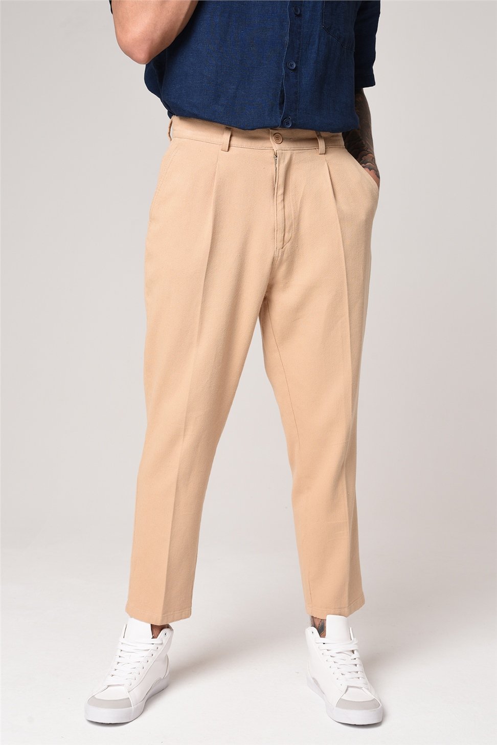 سروال عالي الخصر (صديقها).