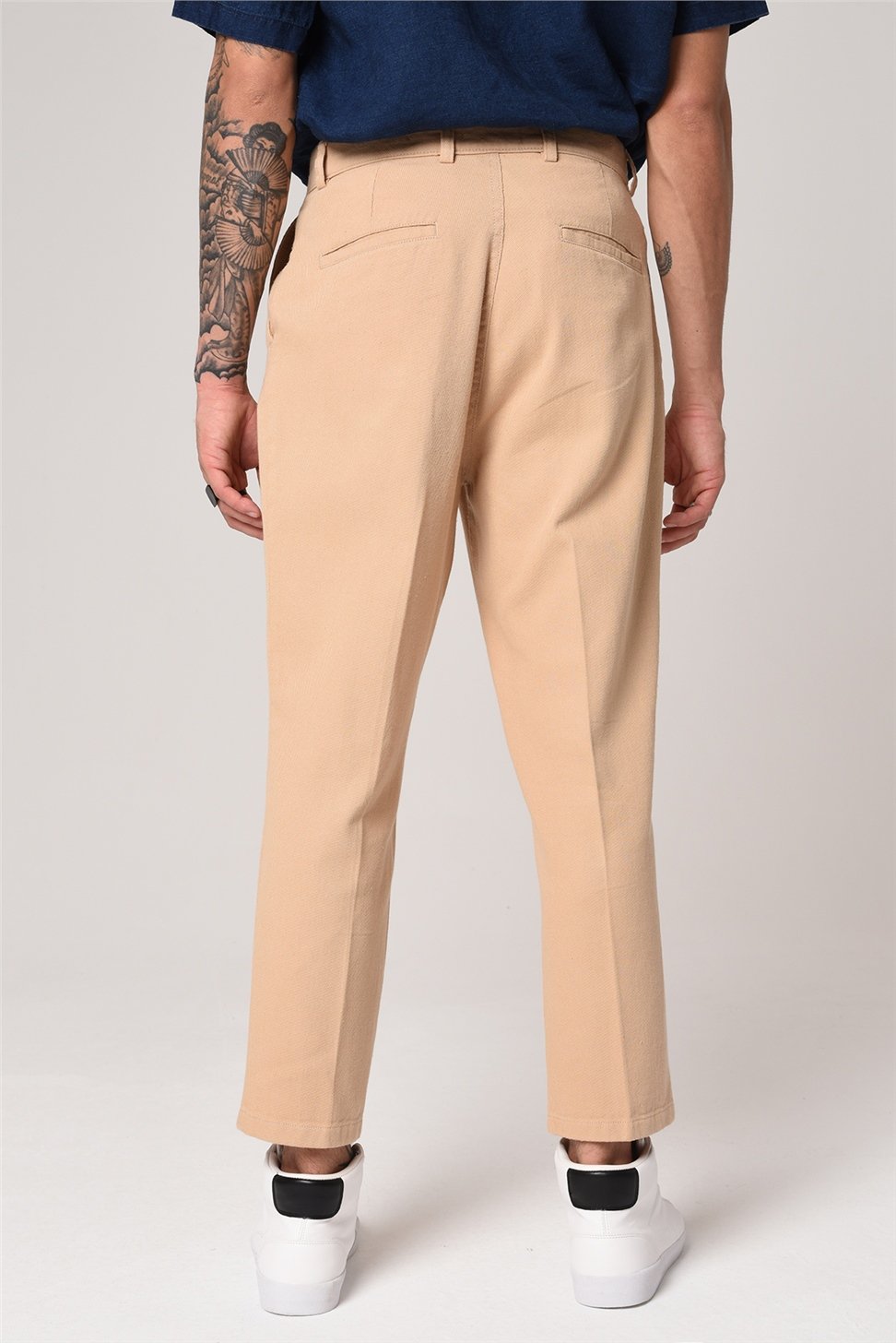 سروال عالي الخصر (صديقها).