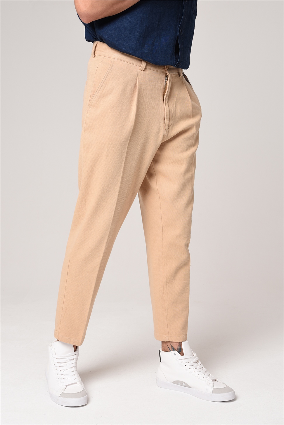 سروال عالي الخصر (صديقها).